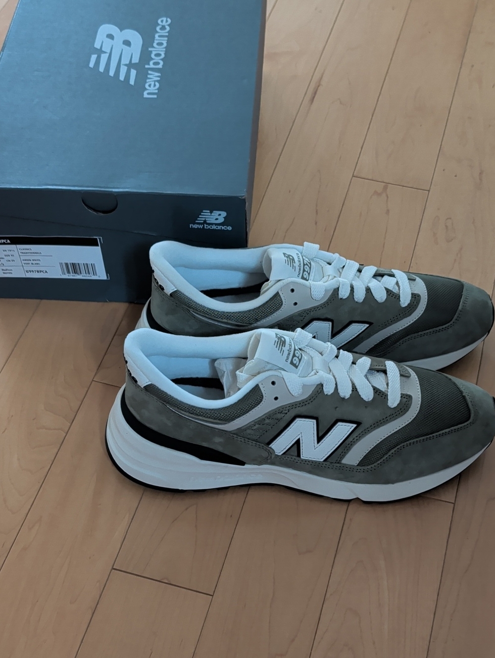 BNIN New Balance Men’s 997 Suede Olive/White Casual Sneakers - M11